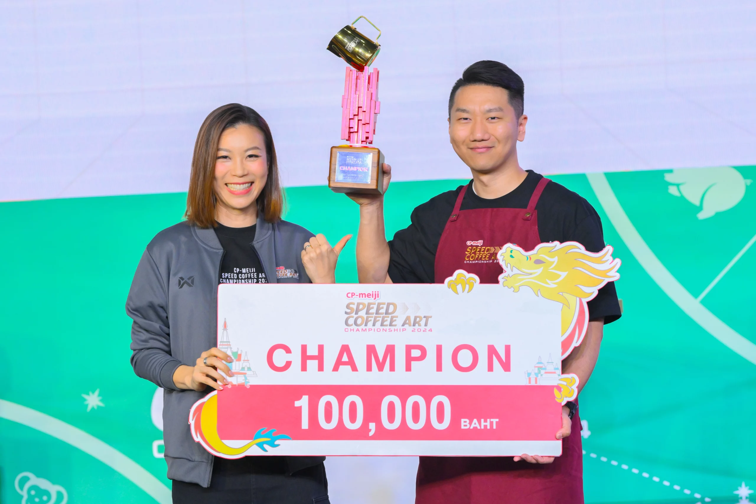 “ซีคิง”บาริสต้าจากแดนมังกรคว้าชัยบนเวที CP-Meiji Speed Coffee Art Championship 2024เอาชนะผู้เข้าแข่งขันกว่าร้อยคนจาก 14 ประเทศทั่วโลก ตอกย้ำความยิ่งใหญ่ของเวทีกาแฟระดับนานาชาติ