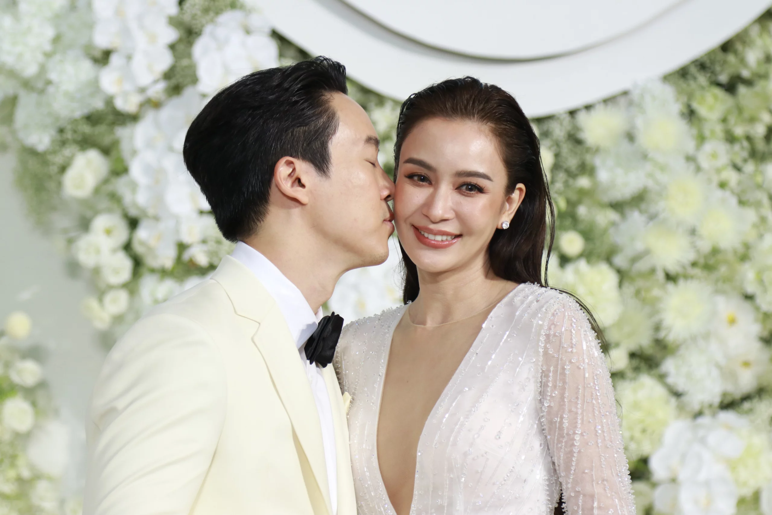 เบนซ์ ปุณยาพร-แก๊ป วิทนาถ ควงคู่วิวาห์หวาน         เพื่อนร่วมยินดีเพียบ