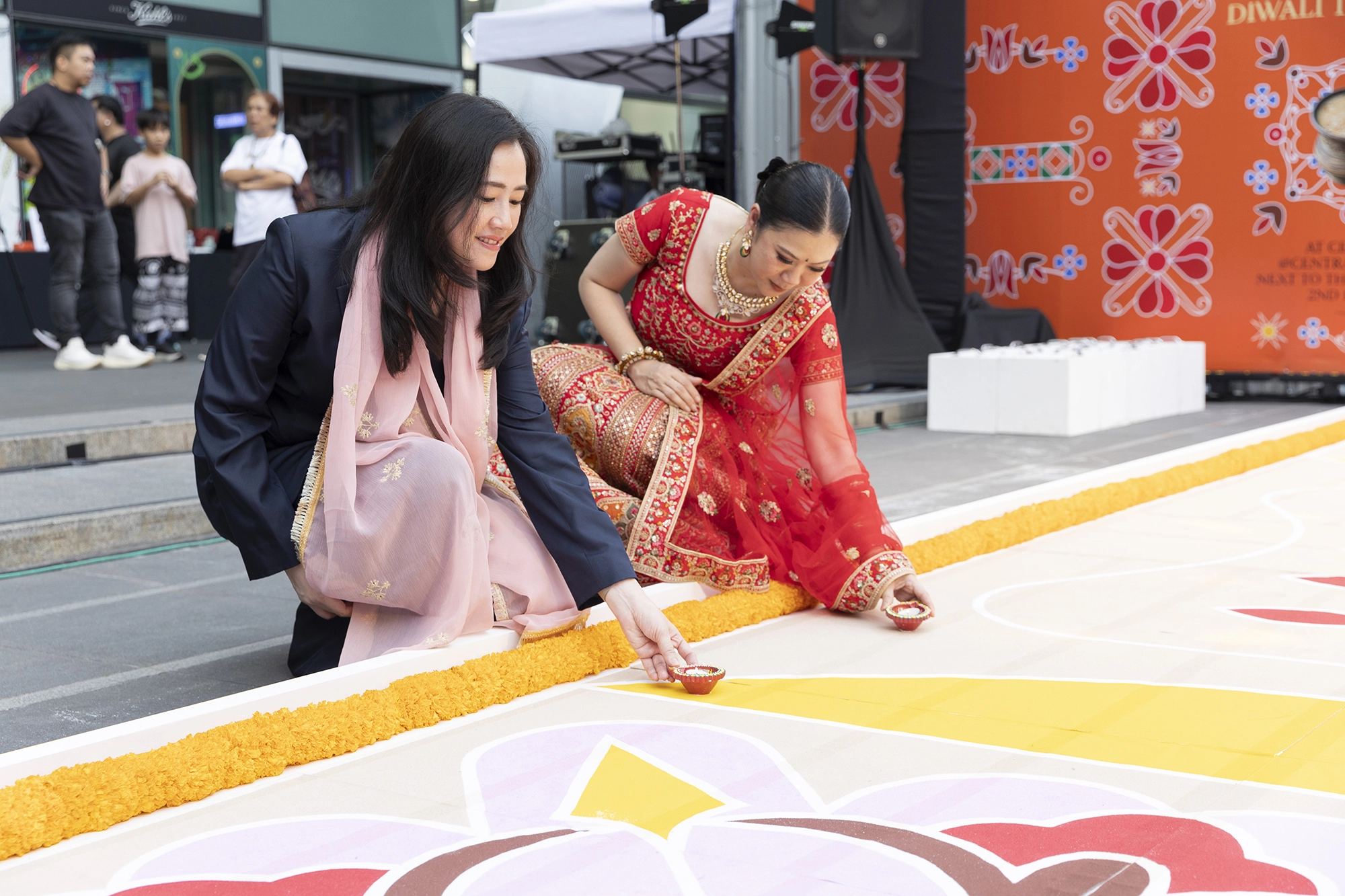 ครั้งแรก! Central & Robinson ผนึก ททท. รังสรรค์รังโกลีใหญ่ที่สุดในกรุงเทพฯฉลองเทศกาล Diwali เทศกาลแห่งแสงสว่างและความสุข ต้อนรับนักท่องเที่ยวอินเดียจากทั่วโลก