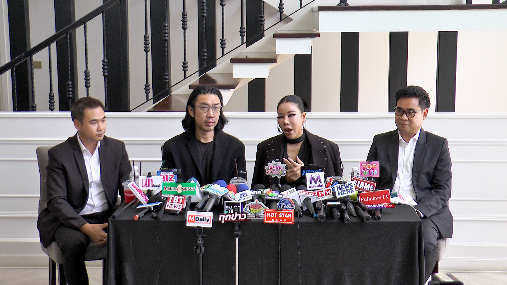 อดีตเบอร์ 1 สั่นสะเทือนวงการขายตรง! “โค้ชเชษฐ์-โค้ชนัตตี้” ควงทนาย วิฑูรย์ เก่งงานฟ้องแบรนด์ดังสหรัฐฯ แฉโดนเทสัญญาไม่เป็นธรรม เรียกค่าเสียหายมูลค่ากว่า 1.1 พันล้าน