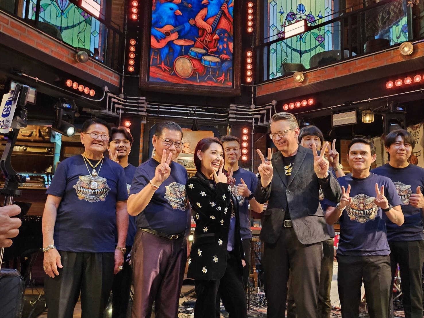 “พลอยพรหม” นำ “Honey Trap” ขึ้นคอนเสิร์ต AUA ปะทะวง Siamese cats ของ “กร ทัพพะรังสี”