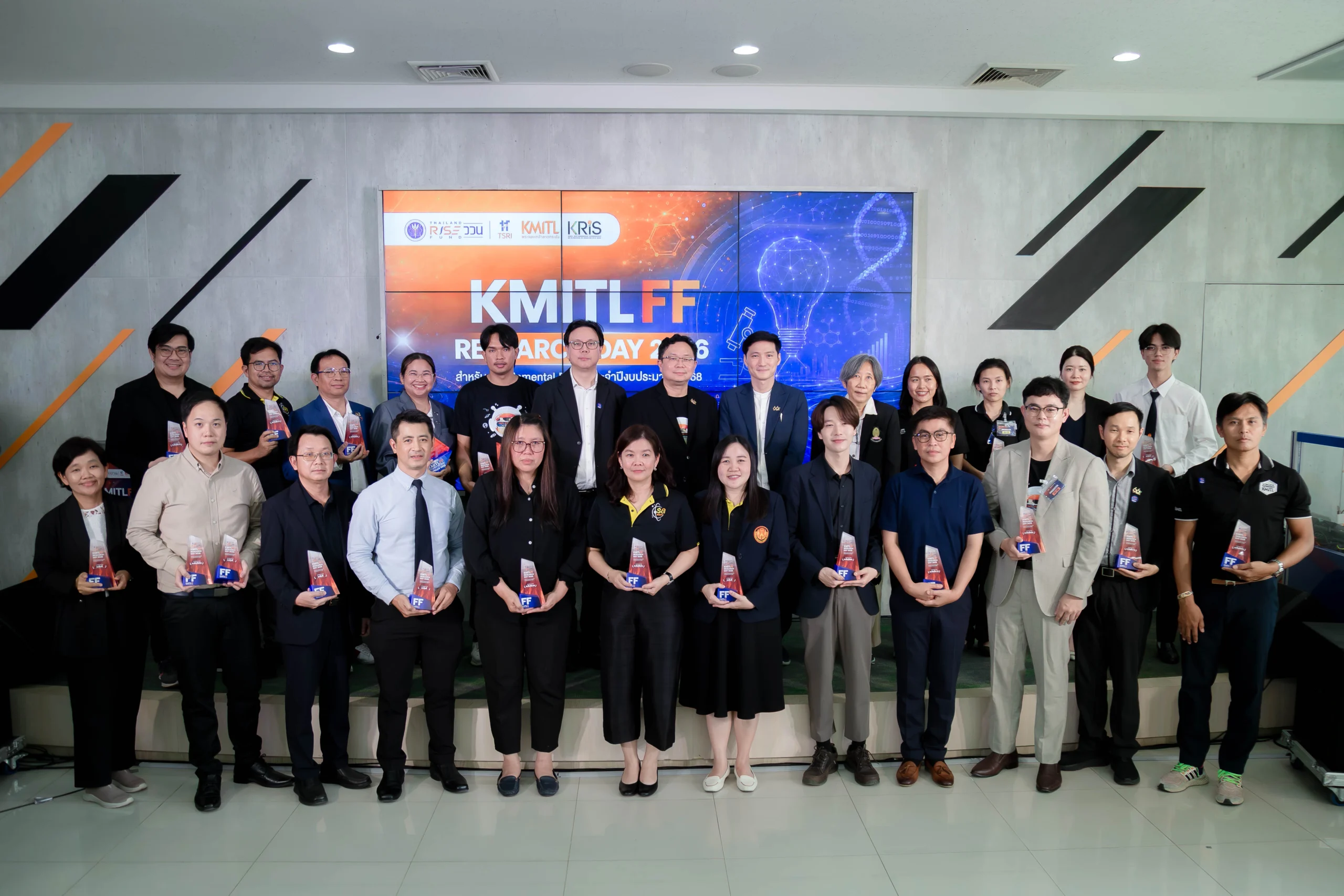 KRIS ร่วมผนึกกำลังจัด “ลาดกระบังนิทรรศน์ 2026” โชว์ผลงานนักวิจัยทุน FF ในงาน “KMITL FF Research Day 2026” ยกระดับผลงานวิจัย–นวัตกรรมสู่เวทีโลก ภายใต้แนวคิด “From Lab to Life”