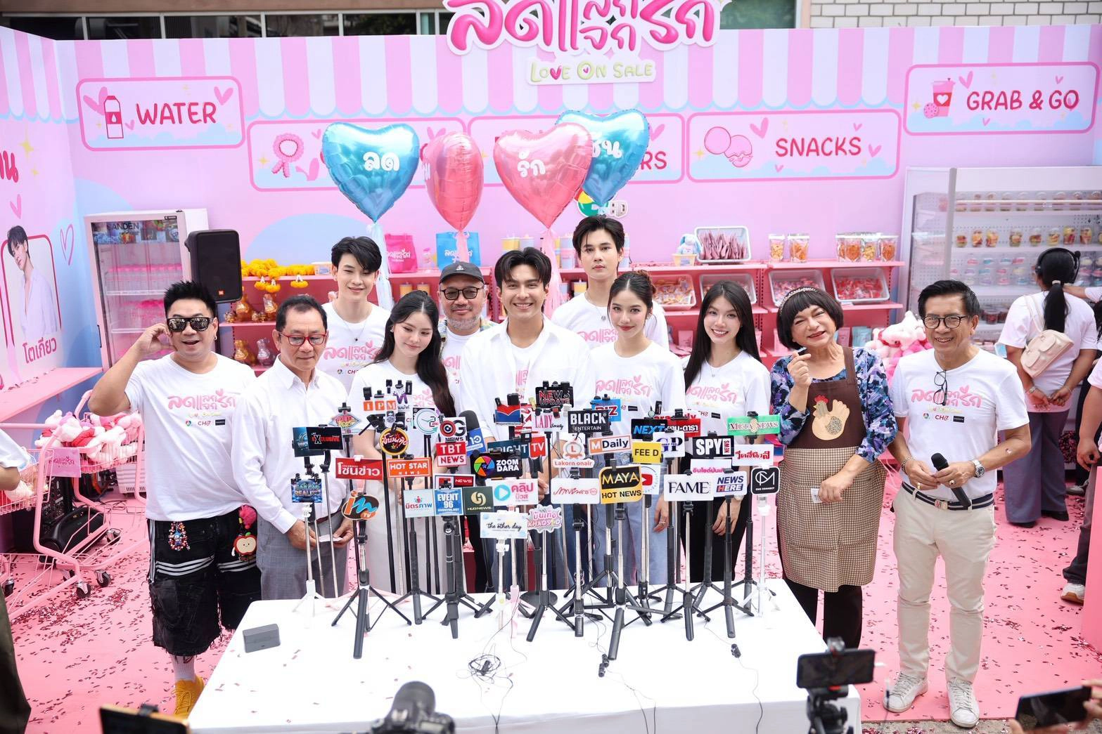“โหน ธนากร” ขึ้นแท่นผู้จัดน้องใหม่! ต่อยอดประสบการณ์กว่า 10 ปี สู่เบื้องหลังซีรีส์ “ลด แลก แจก รัก Love on Sale” ประเดิมจอช่อง 7HD อลังการพิธีบวงสรวงจัดเต็ม Pop-up Event แทนคำขอบคุณทุกแรงสนับสนุน